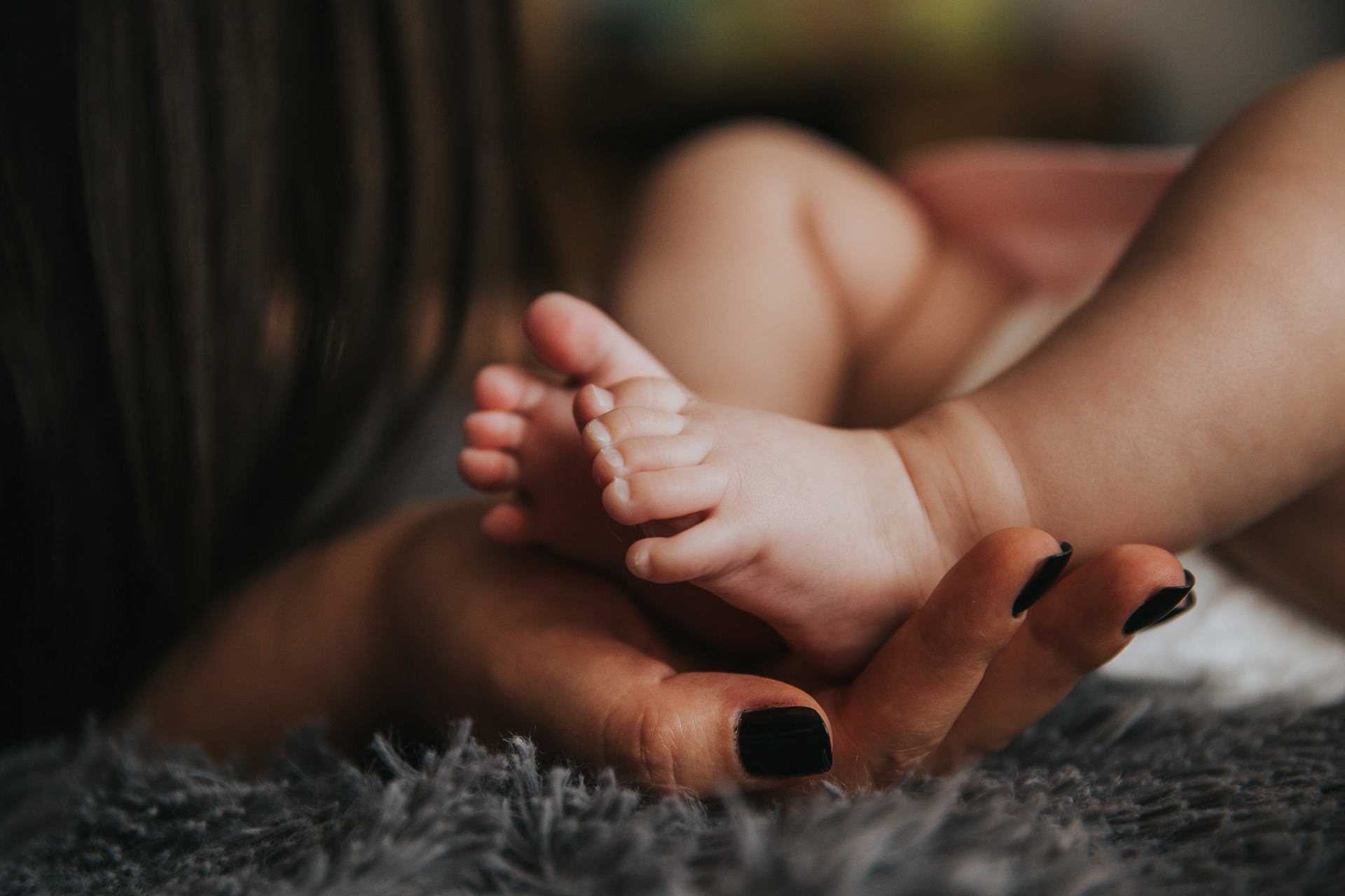 pied bébé et main parent