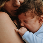 Comprendre les pleurs des bébés : les différents types de pleurs et leurs significations